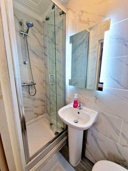 Charming Home With Private Balcony, On 1St Floor, With 2 Bathrooms, 3 Min Walk To Earl'S Court Station London Kültér fotó