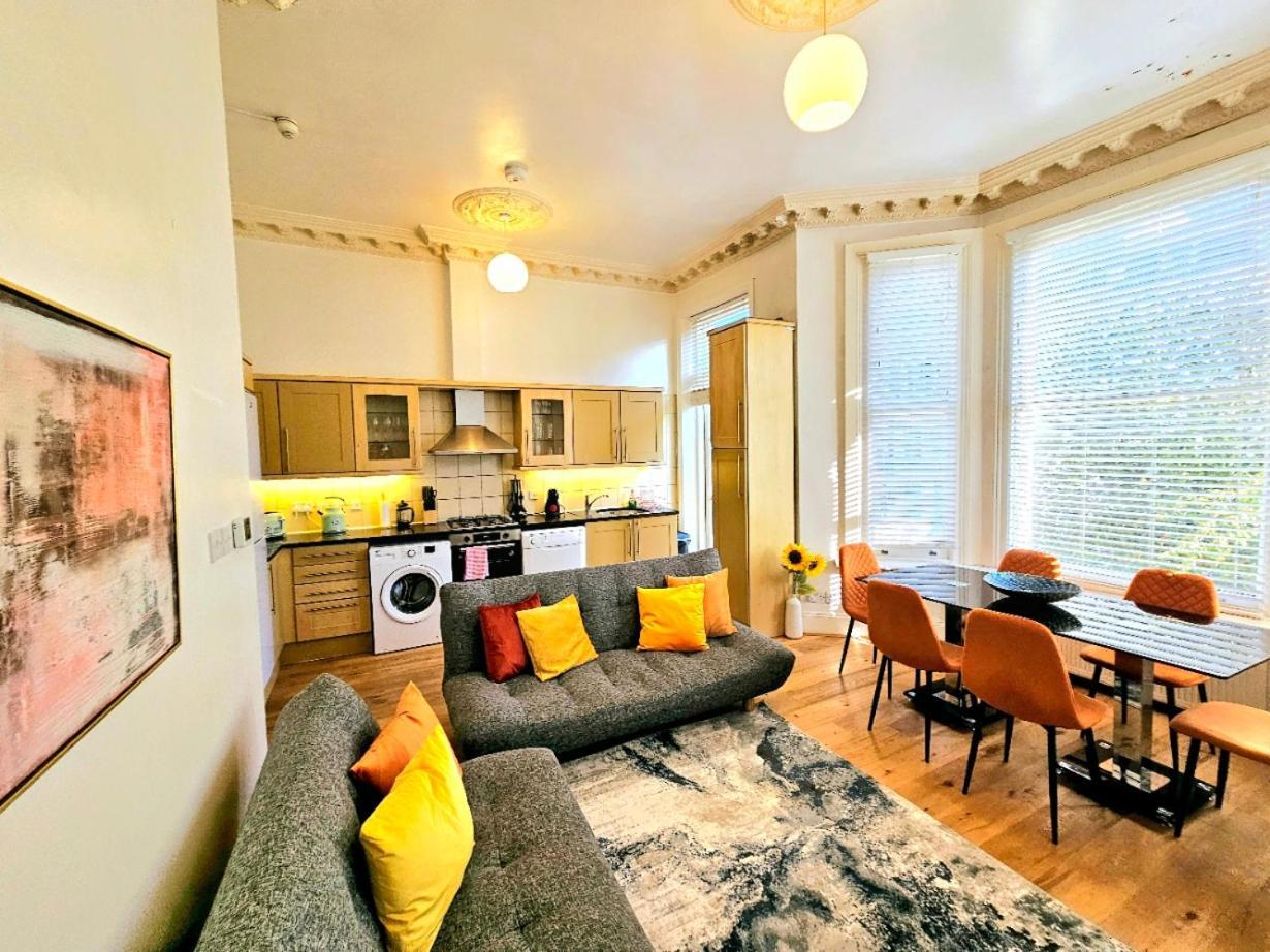 Charming Home With Private Balcony, On 1St Floor, With 2 Bathrooms, 3 Min Walk To Earl'S Court Station London Kültér fotó