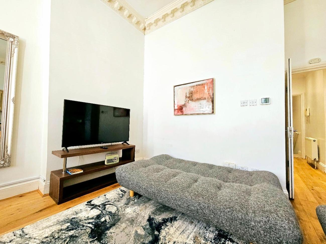 Charming Home With Private Balcony, On 1St Floor, With 2 Bathrooms, 3 Min Walk To Earl'S Court Station London Kültér fotó